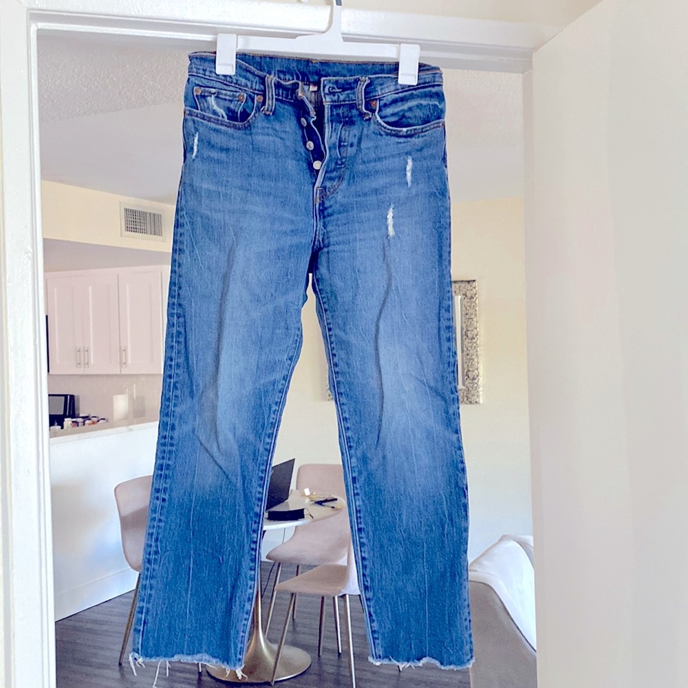 Levi’s high waisted straight leg denim size 27- makes your butt look so good!